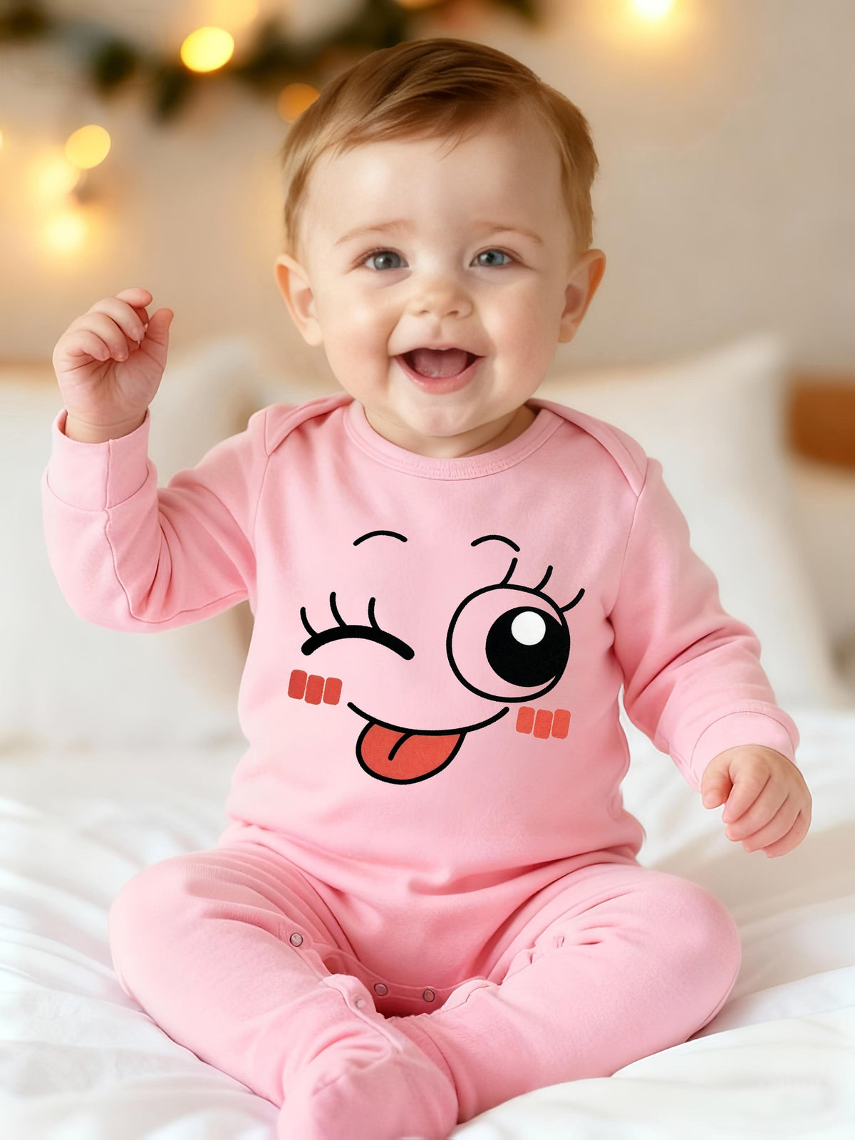 Combinaison à motifs ludiques et nouvel imprimé de lettres pour bébé — Monptitlou Image