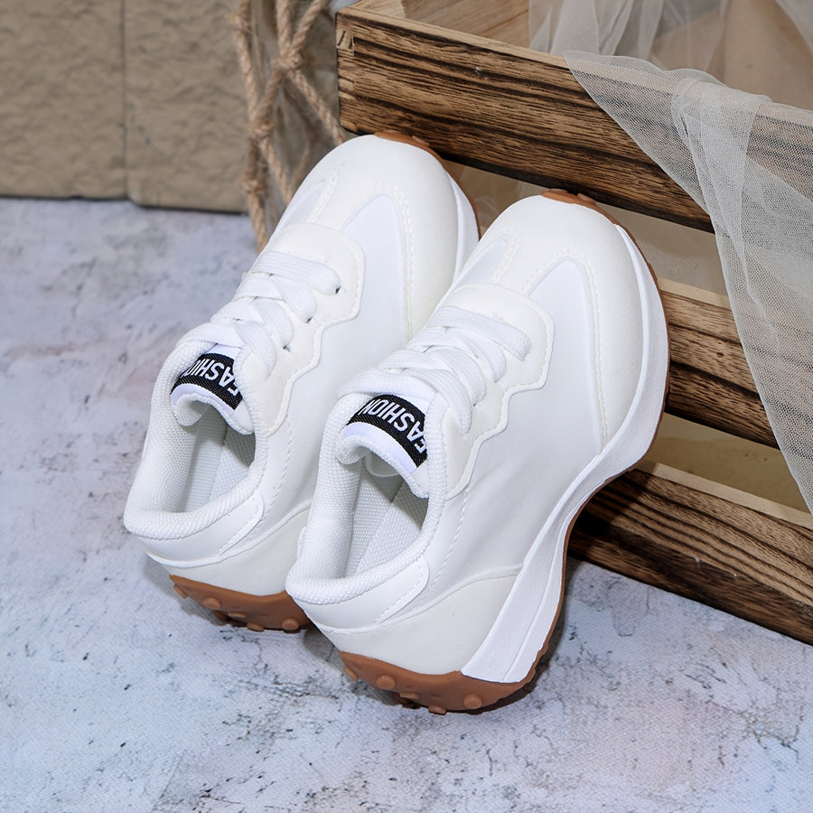 Paire de baskets blanches élégantes et confortables pour l'école — Monptitlou