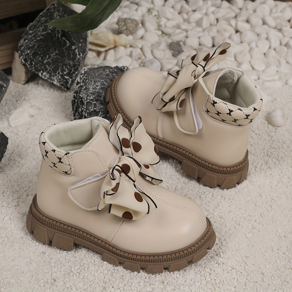 Nouvelles bottes tendance pour bébés filles avec des pois et un nœud — Monptitlou