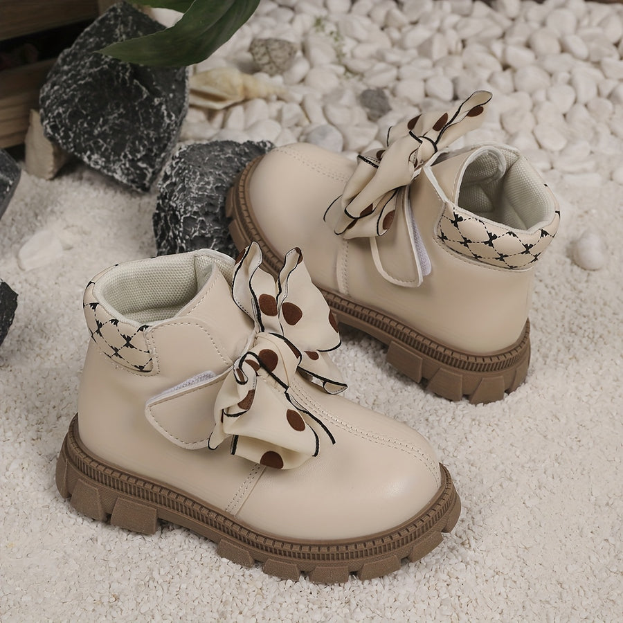 Nouvelles bottes tendance pour bébés filles avec des pois et un nœud — Monptitlou