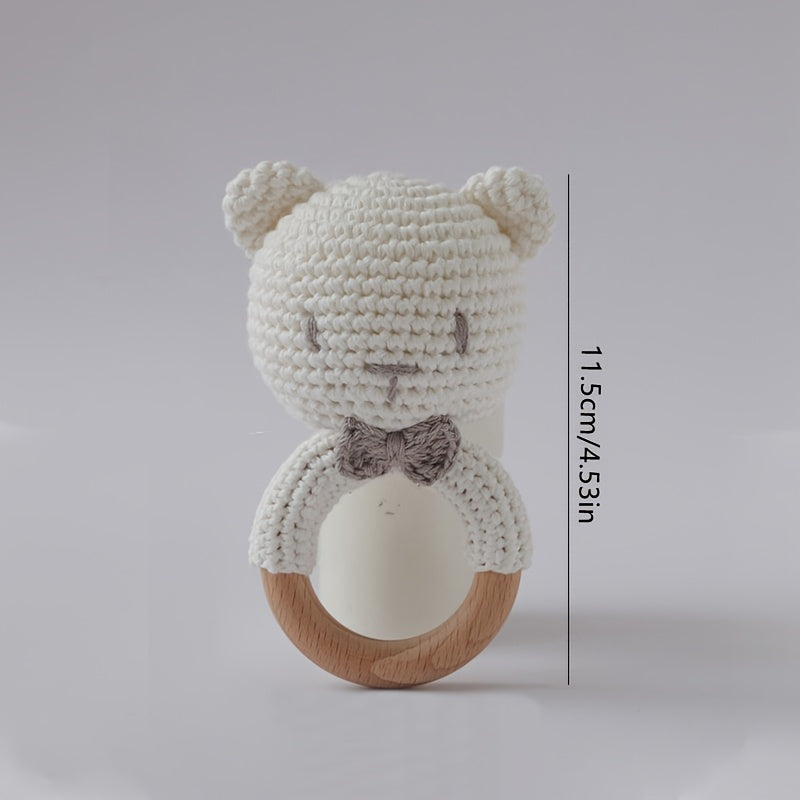 Hochet ourson au crochet sur anneau de bois — Monptitlou