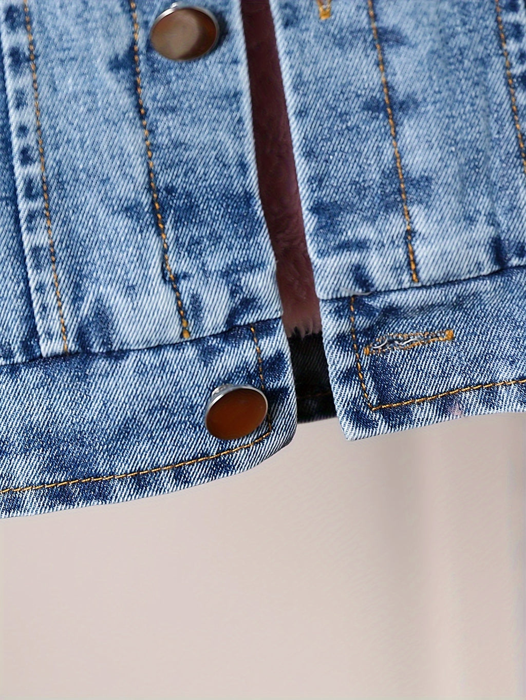 Veste en jean doublée moumoute rose， avec manches longues et capuche — Monptitlou