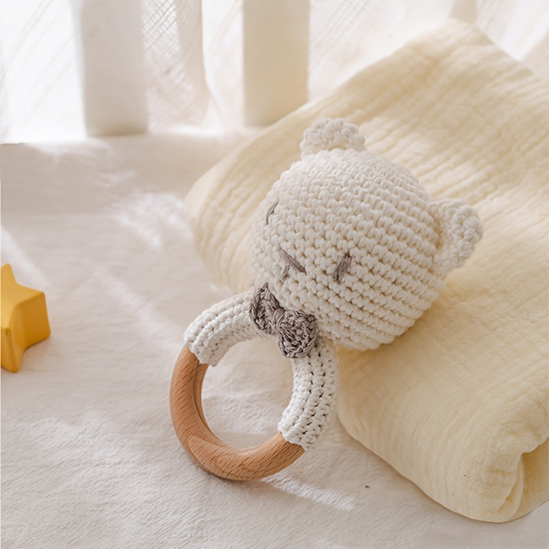 Hochet ourson au crochet sur anneau de bois — Monptitlou