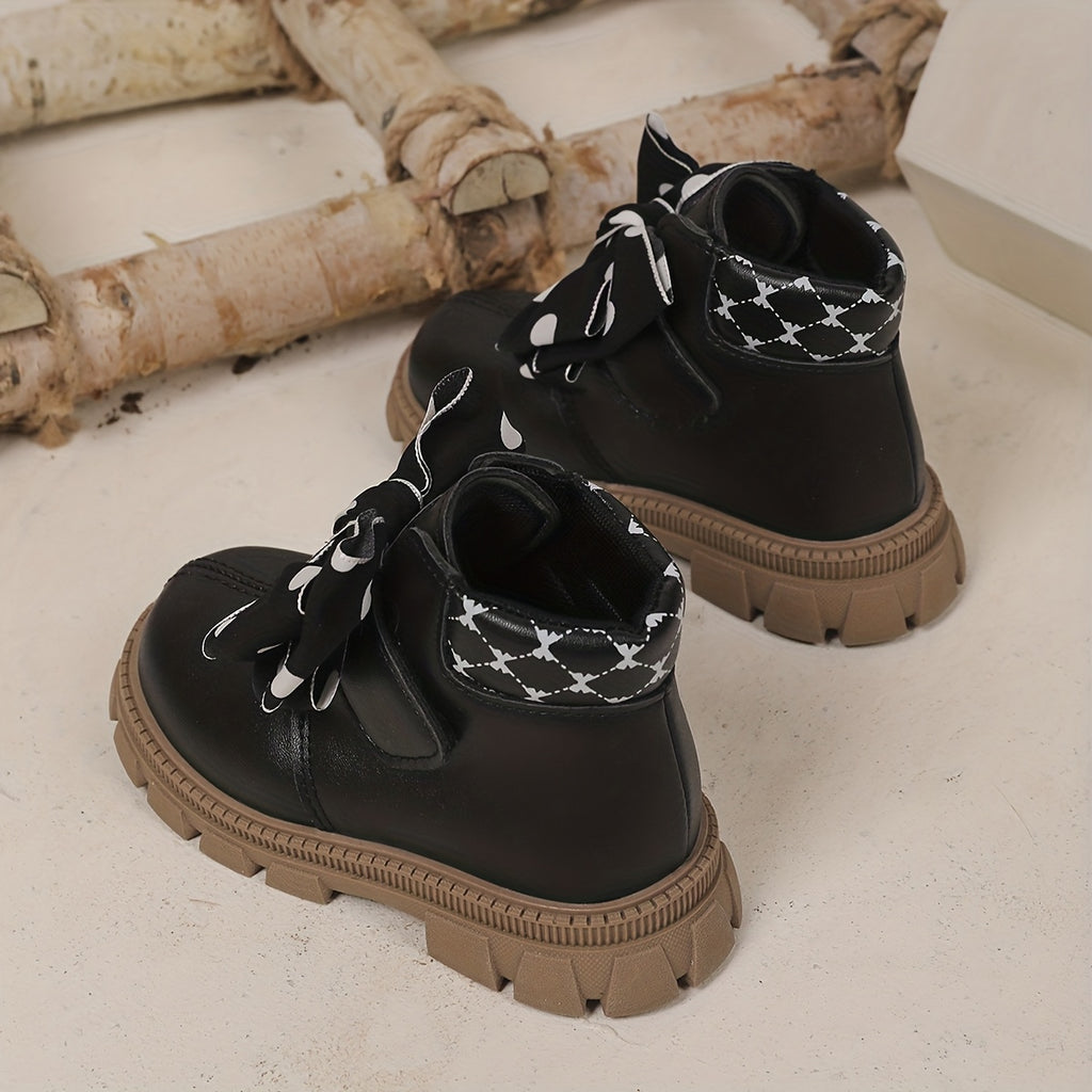 Nouvelles bottes tendance pour bébés filles avec des pois et un nœud — Monptitlou