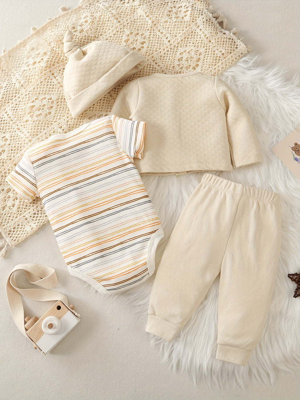 Ensemble quatre pièces automne-hiver pour bébés garçons avec un motif — Monptitlou