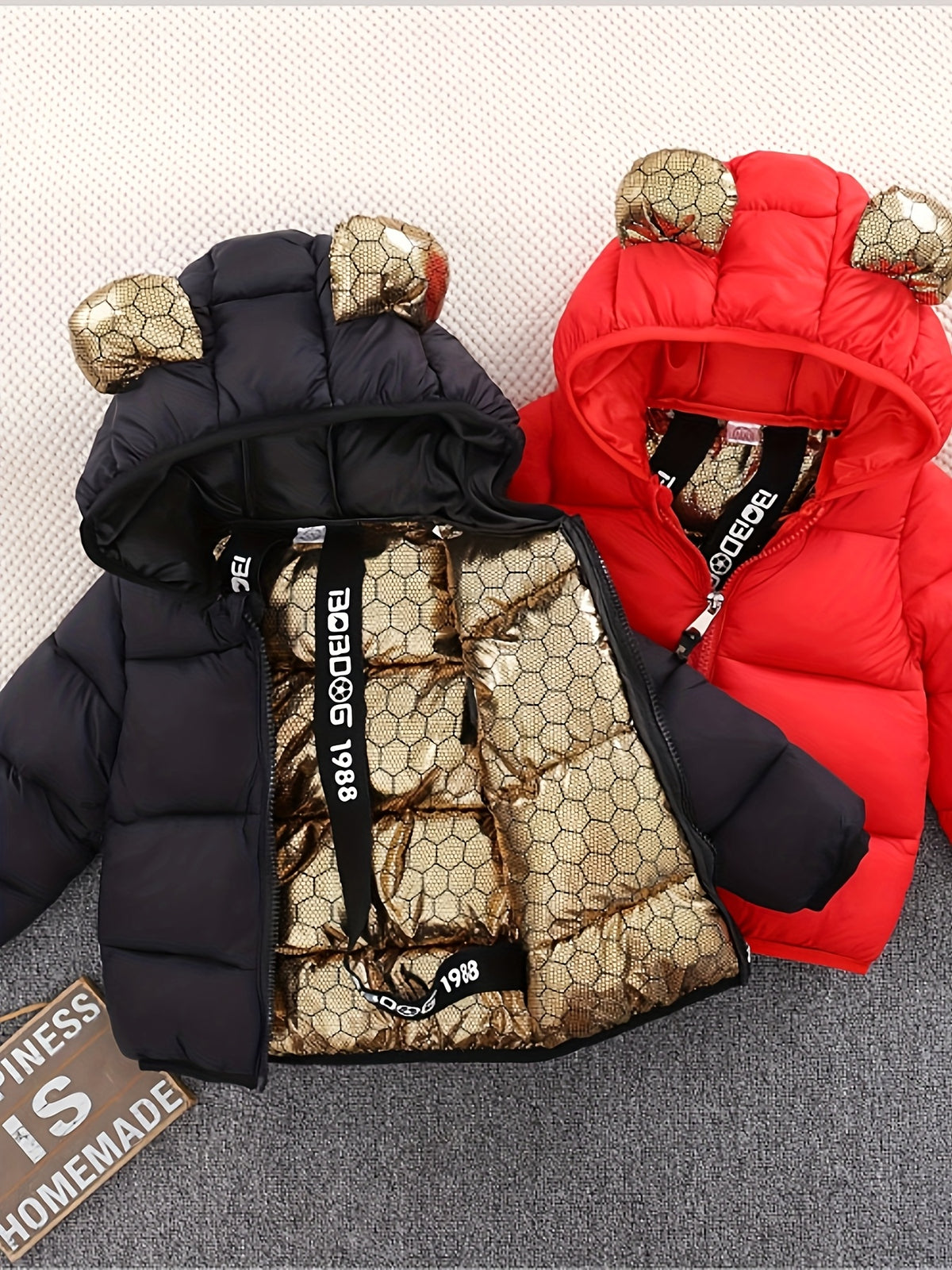 Veste matelassée matelassée nid d'abeille noire et dorée à capuche et — Monptitlou Image