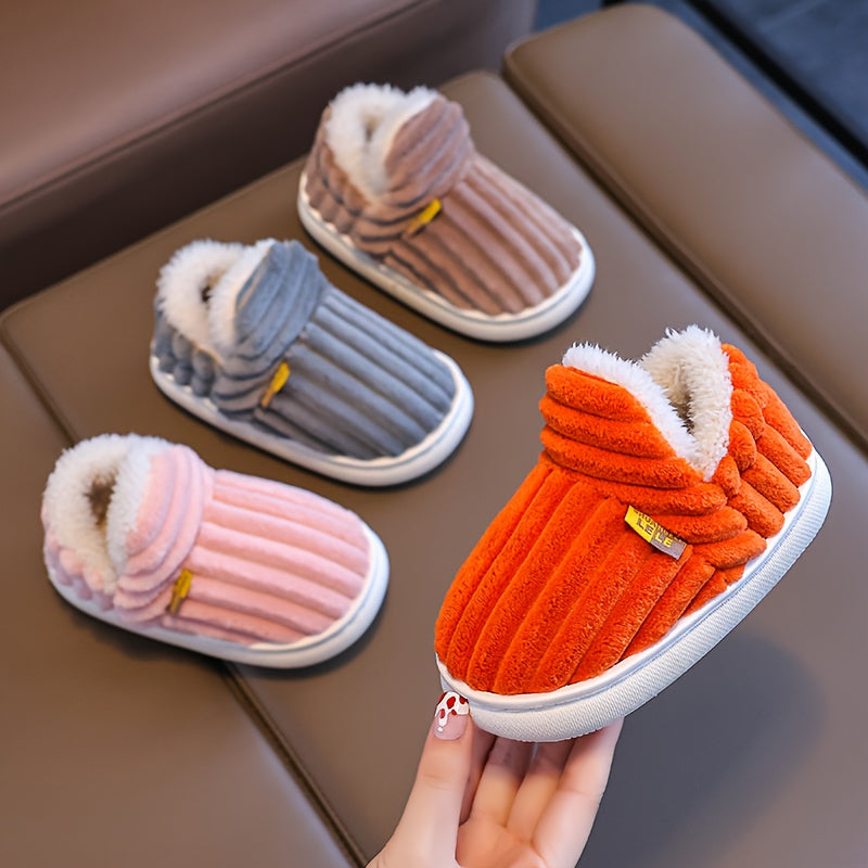 Une paire de pantoufles d'intérieur décontractées et antidérapantes en — Monptitlou