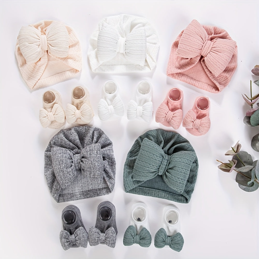 /Set Bonnets & Chaussettes pour Bébé avec Grands Nœuds Pompon — Monptitlou