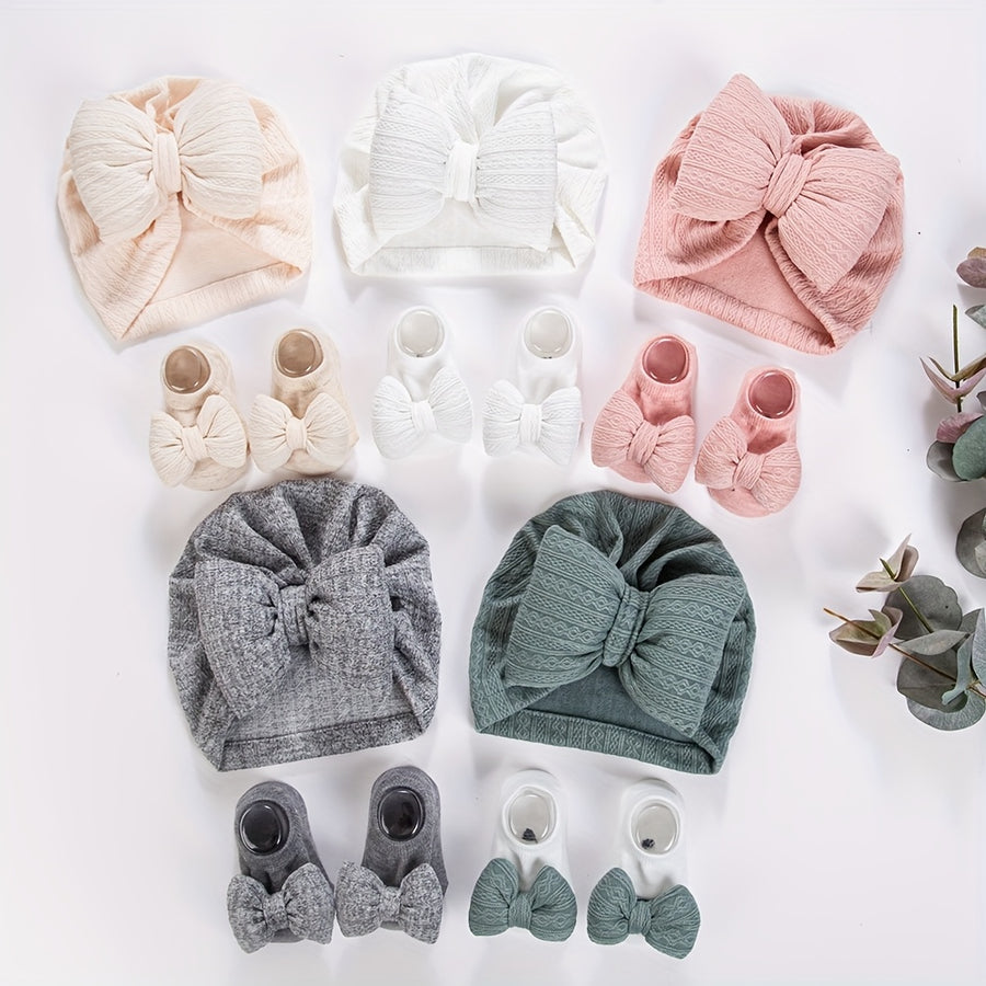 /Set Bonnets & Chaussettes pour Bébé avec Grands Nœuds Pompon — Monptitlou