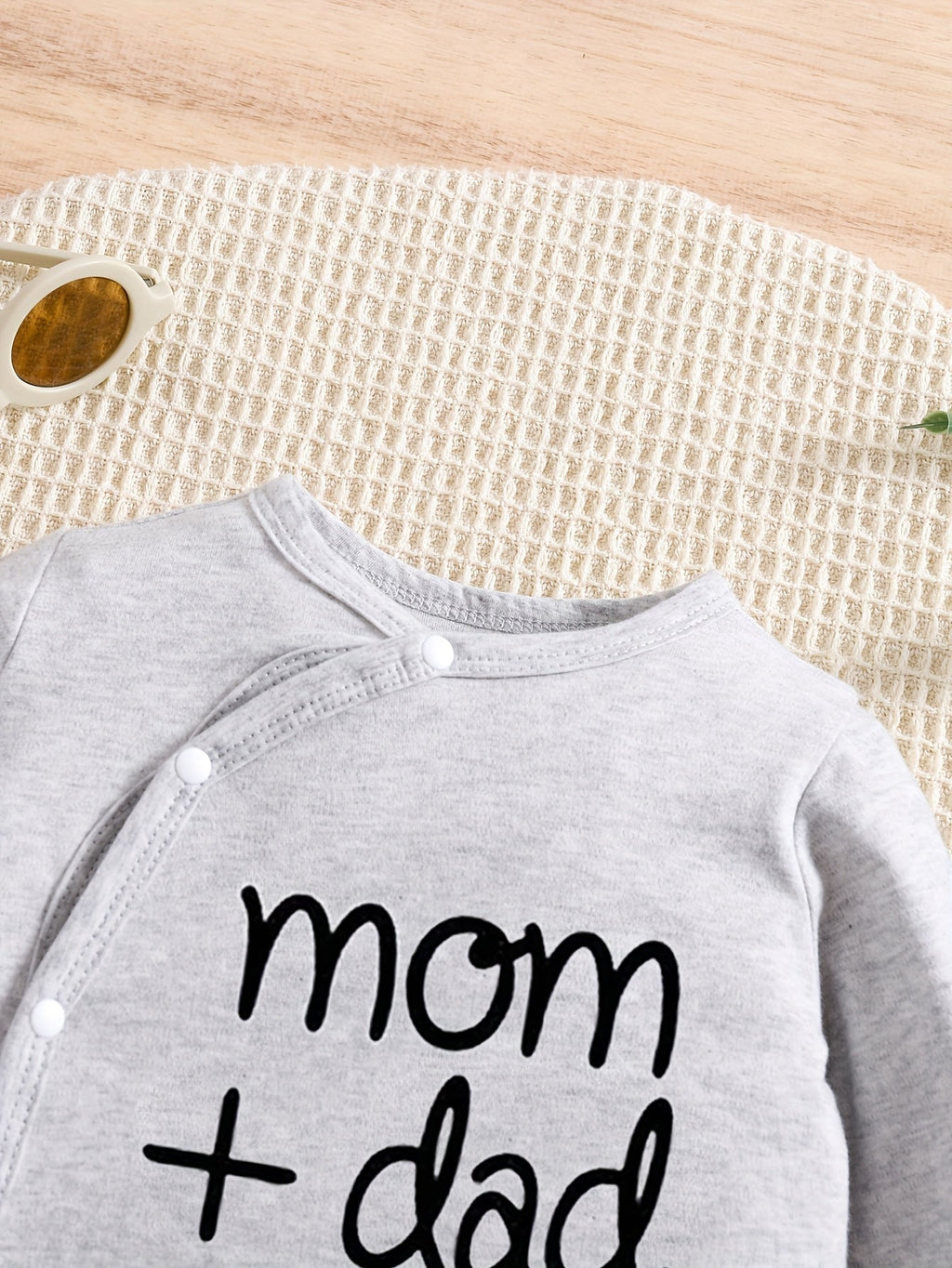 Body bébé manches longues à col incliné et imprimé lettré — Monptitlou
