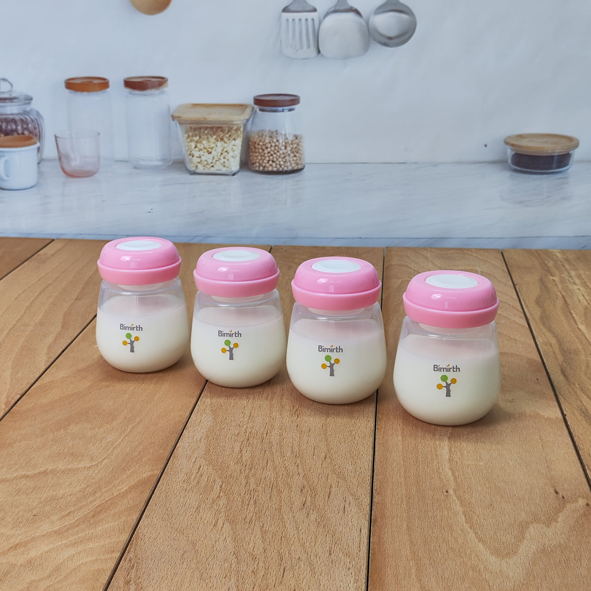 Bouteilles roses avec fonctions multiples pour l'alimentation — Monptitlou Image