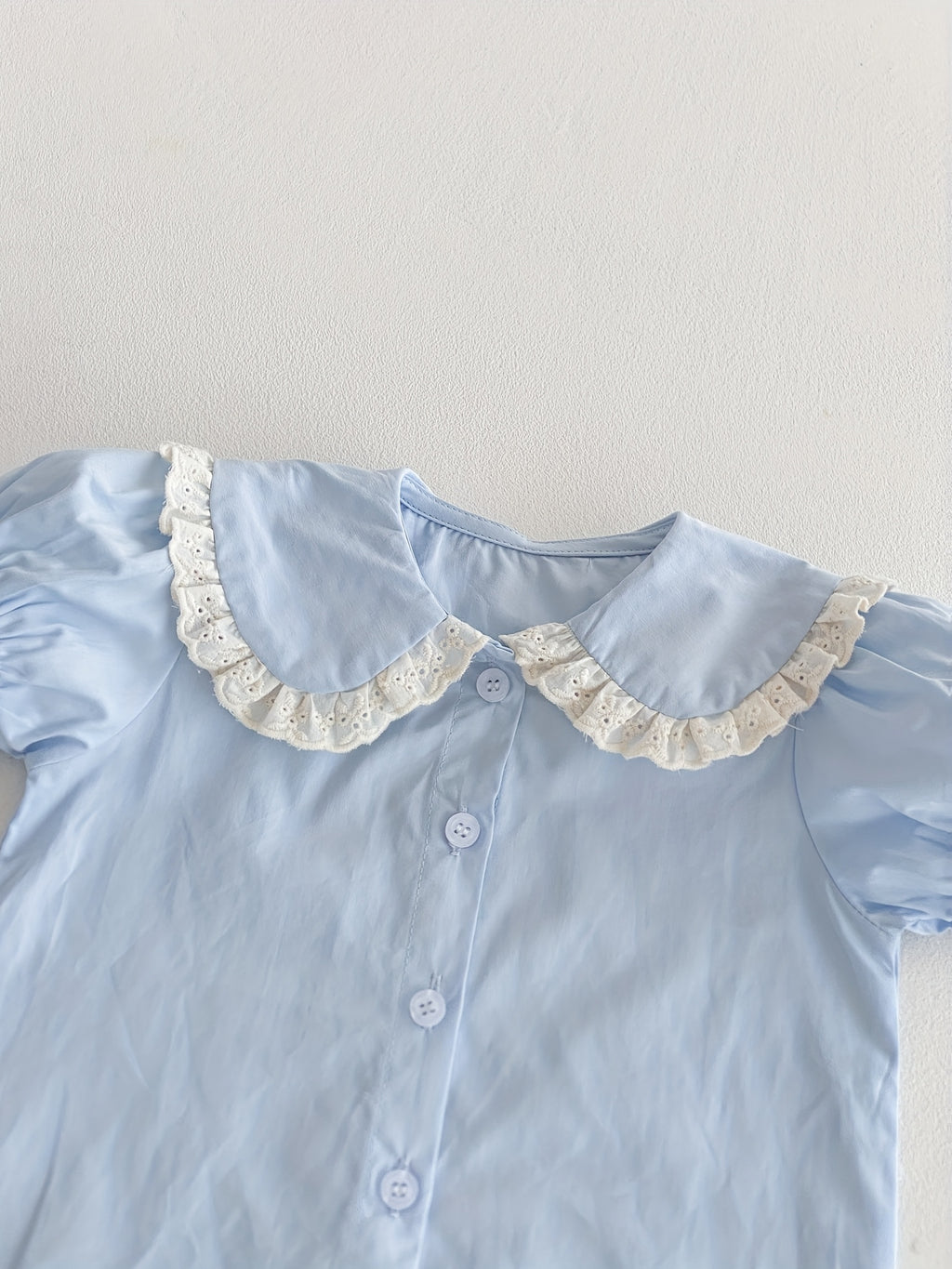 Haut de base ample et court à manches bouffantes en dentelle à revers — Monptitlou