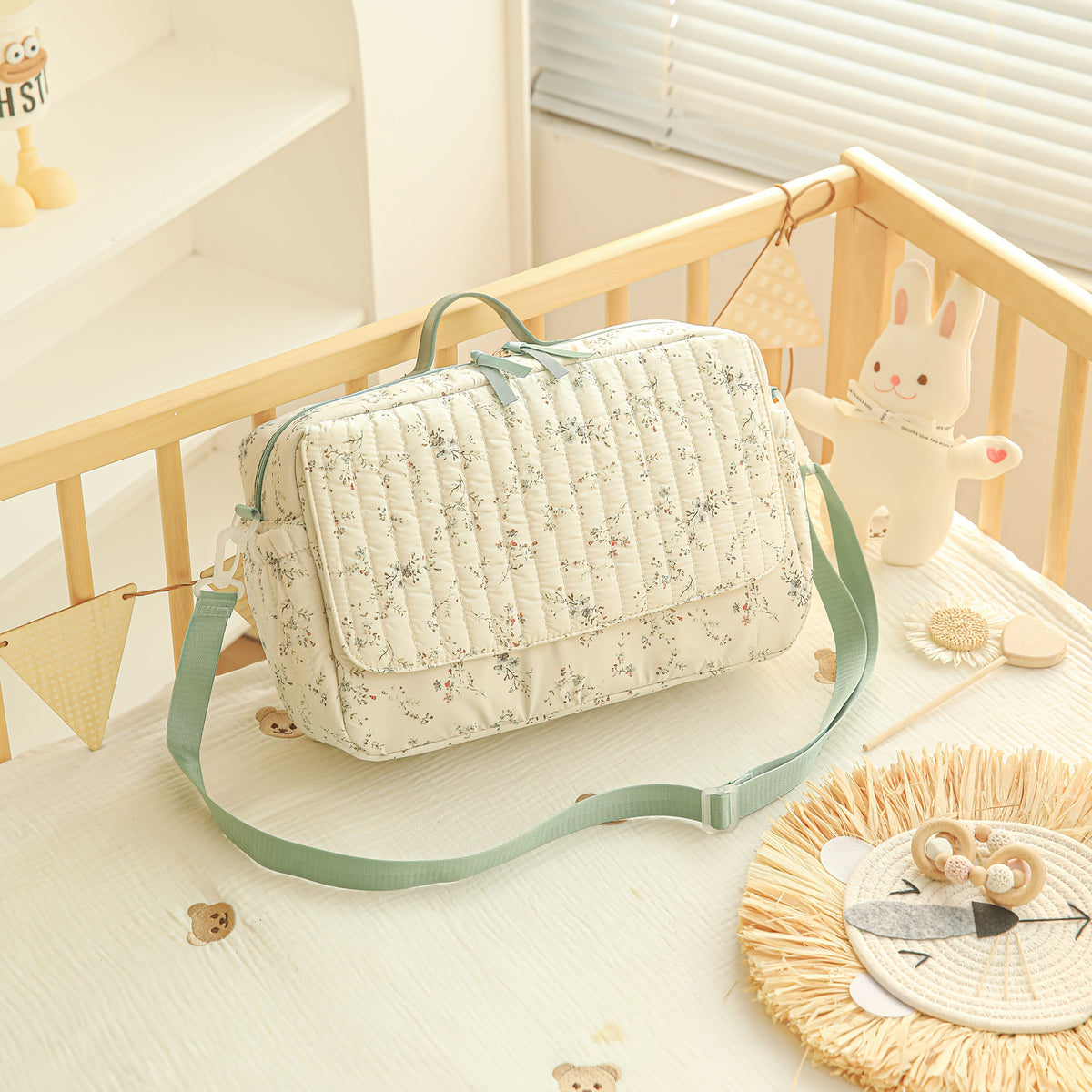 Sac à langer à imprimé floral vert avec un motif floral vert doux et à — Monptitlou Image