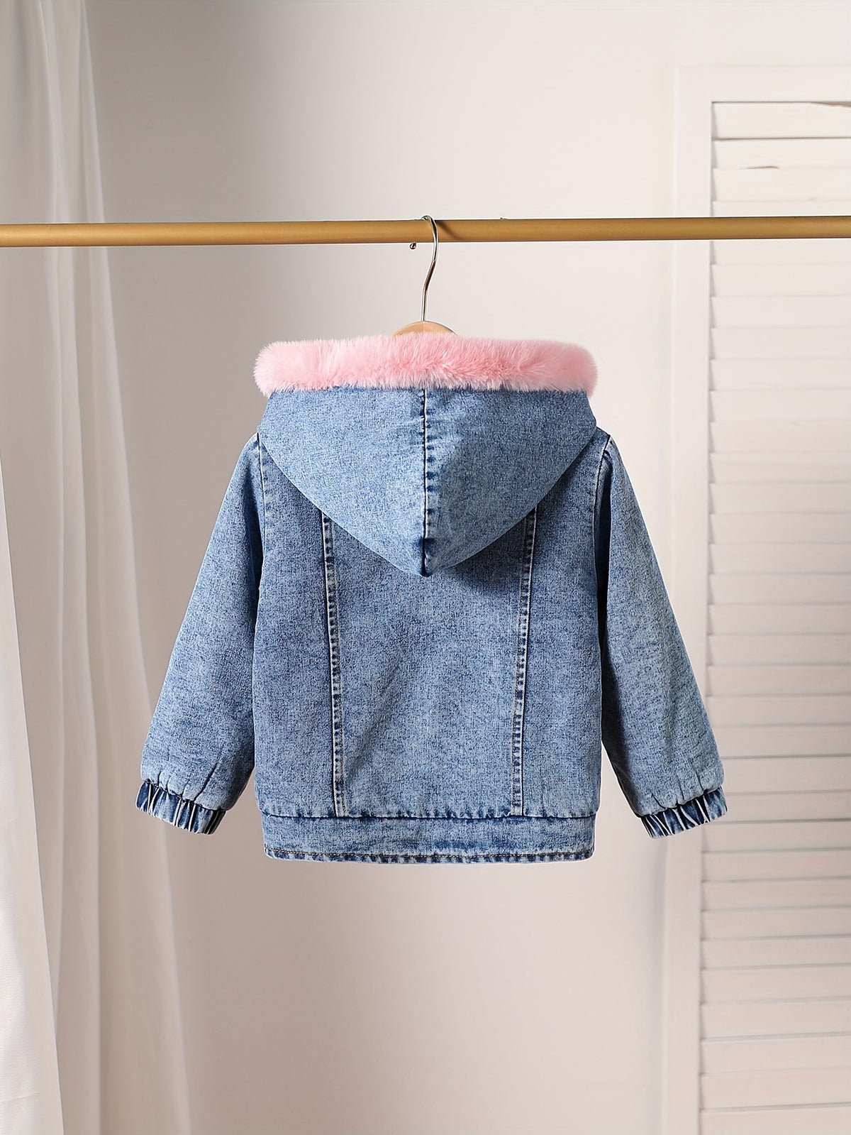 Veste en jean doublée moumoute rose， avec manches longues et capuche — Monptitlou Image