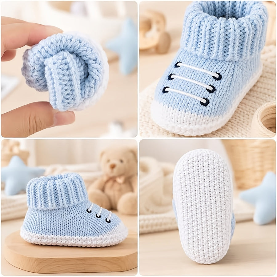 Paires de chaussures de bébé tricotées avec animaux mignons — Monptitlou