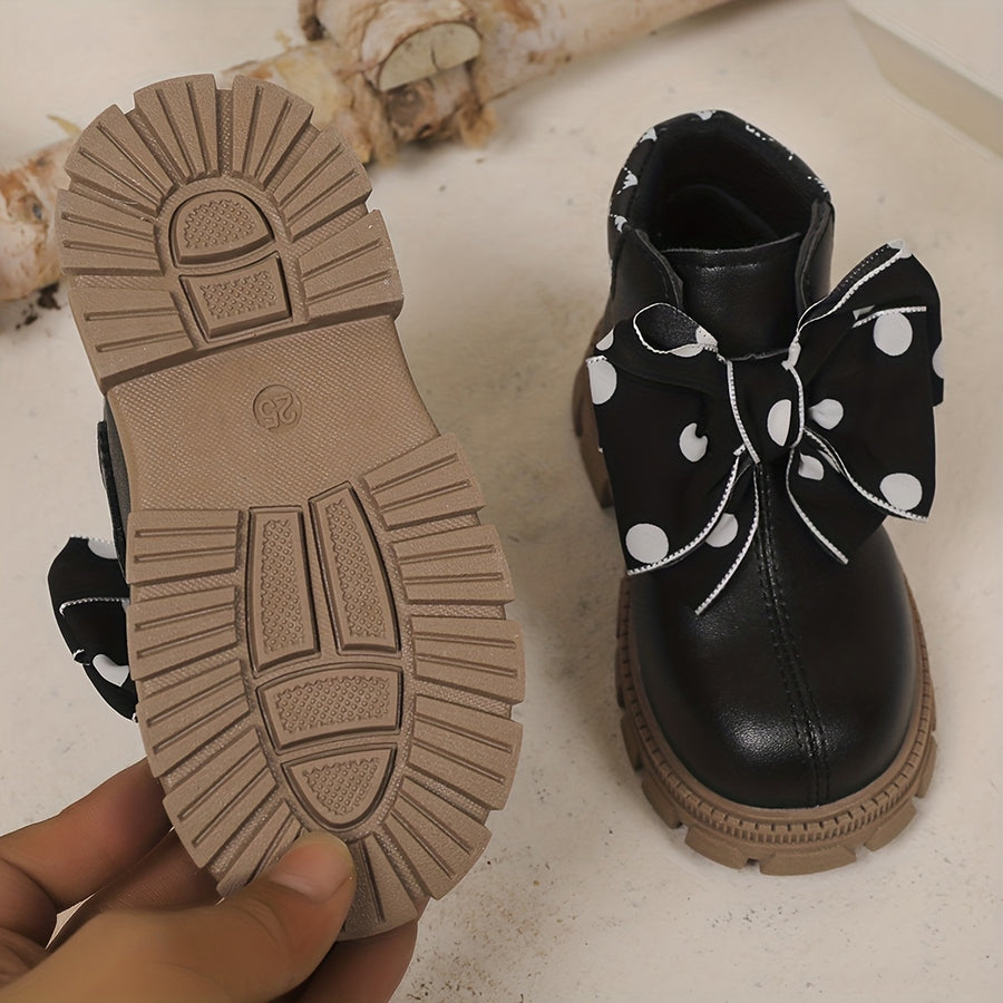 Nouvelles bottes tendance pour bébés filles avec des pois et un nœud — Monptitlou