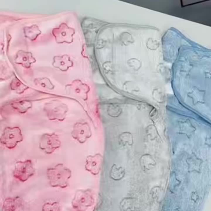 Couvertures enveloppantes pour nouveau-né avec motif en peluche — Monptitlou