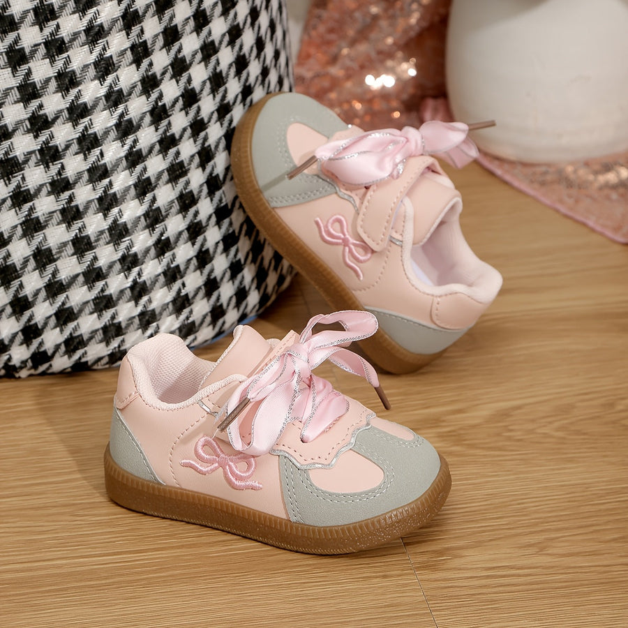 Une paire de chaussures décontractées et confortables pour tout-petits — Monptitlou