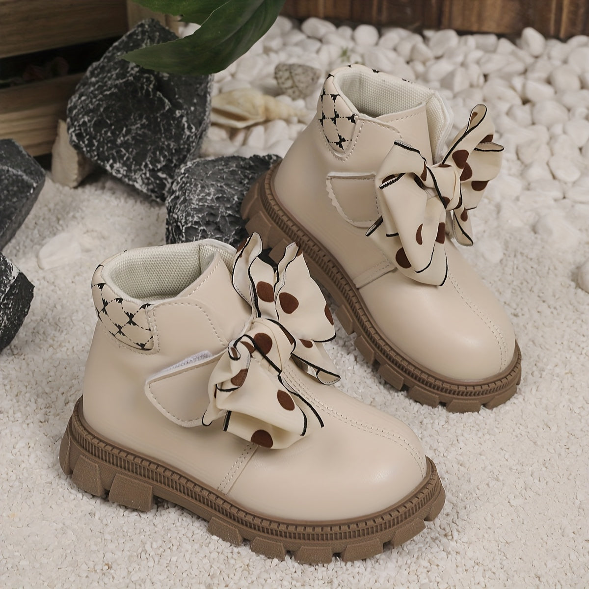 Nouvelles bottes tendance pour bébés filles avec des pois et un nœud — Monptitlou Image