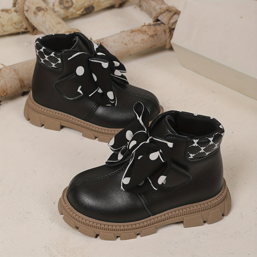 Nouvelles bottes tendance pour bébés filles avec des pois et un nœud — Monptitlou