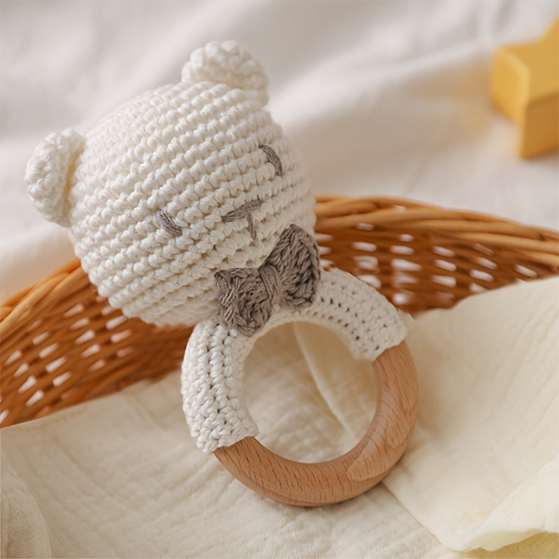 Hochet ourson au crochet sur anneau de bois — Monptitlou