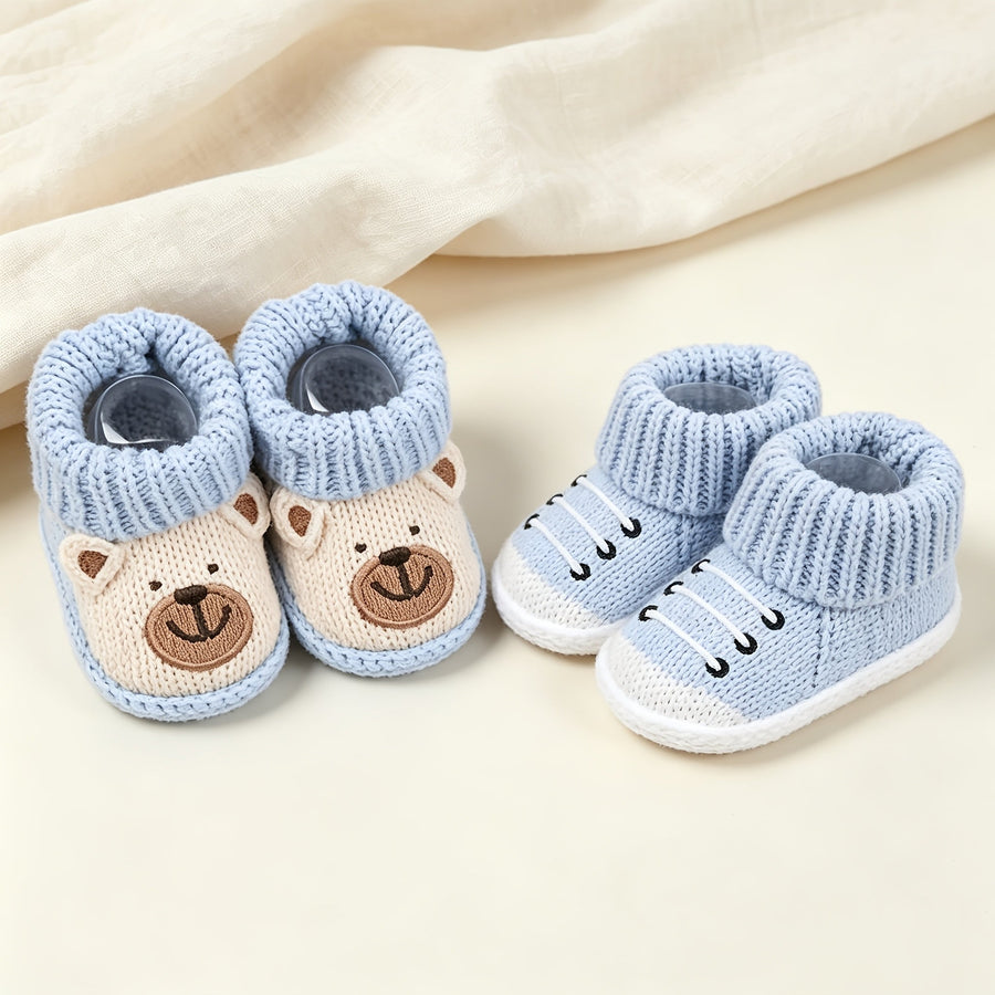 Paires de chaussures de bébé tricotées avec animaux mignons — Monptitlou