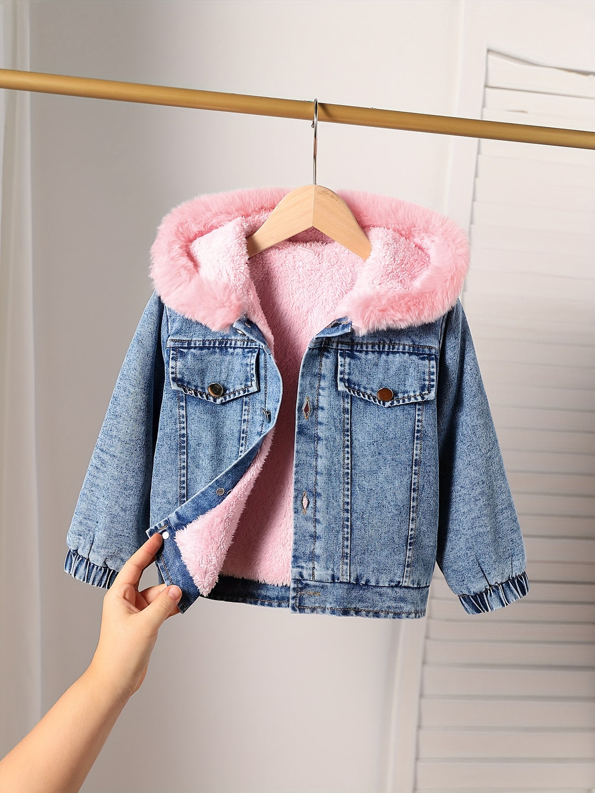 Veste en jean doublée moumoute rose， avec manches longues et capuche — Monptitlou Image