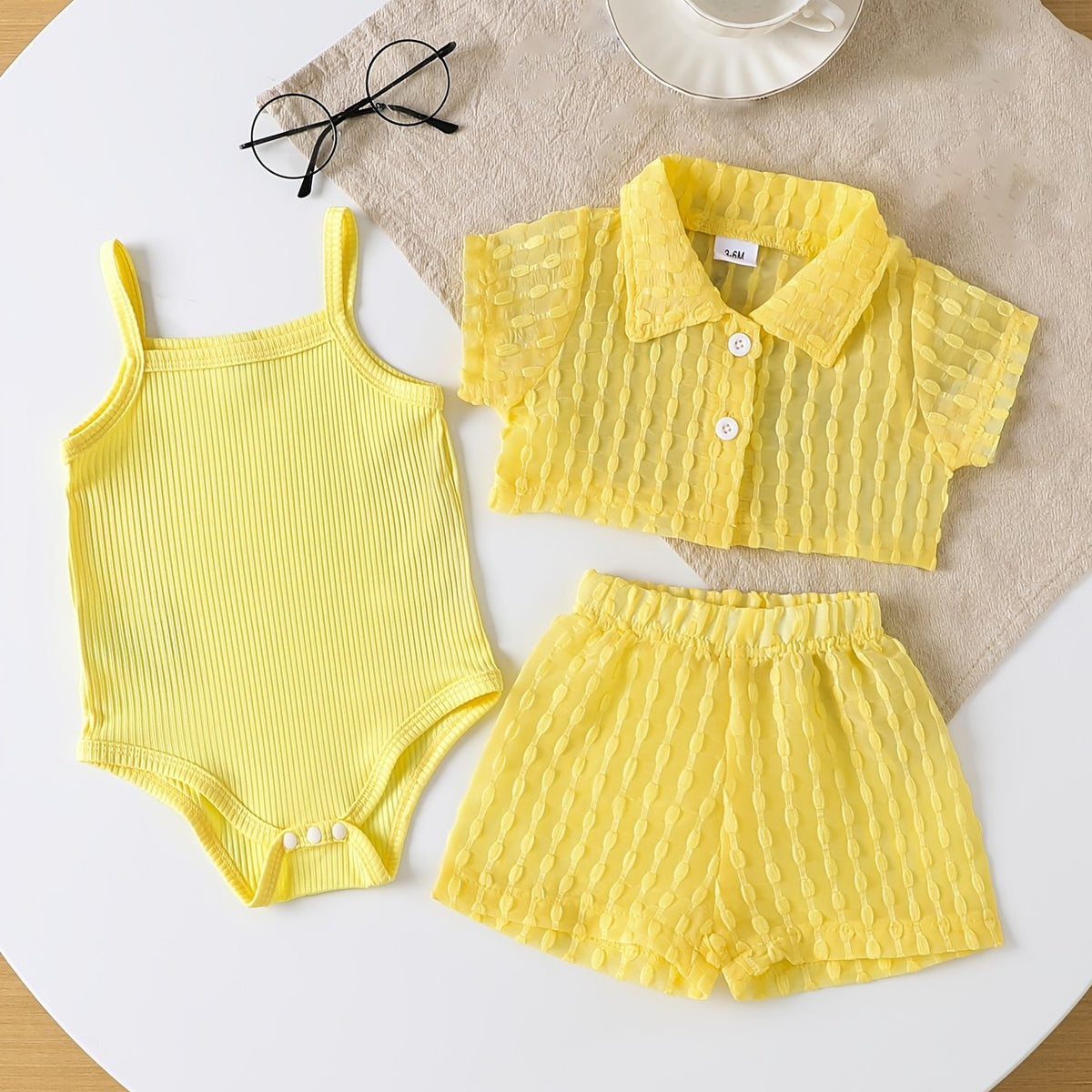Ensemble 3 pièces pour bébé fille : barboteuse à bretelles — Monptitlou Image