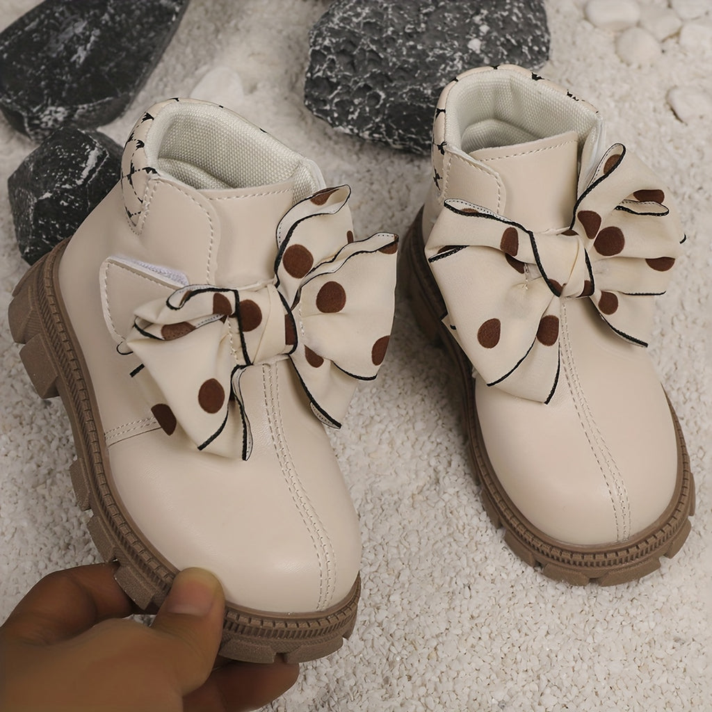 Nouvelles bottes tendance pour bébés filles avec des pois et un nœud — Monptitlou