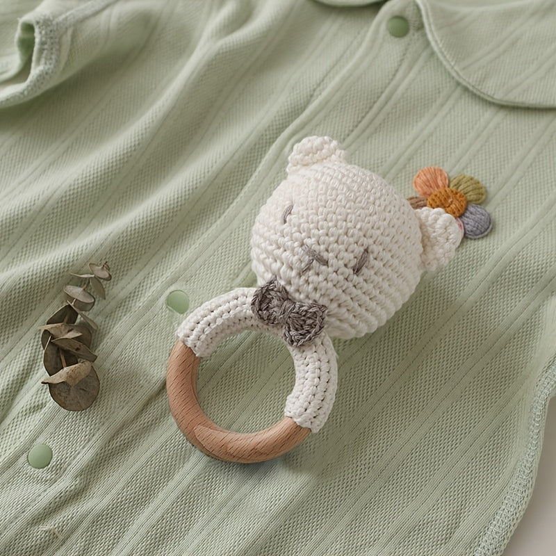 Hochet ourson au crochet sur anneau de bois — Monptitlou