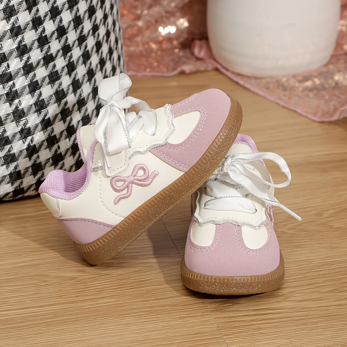 Une paire de chaussures décontractées et confortables pour tout-petits — Monptitlou Image