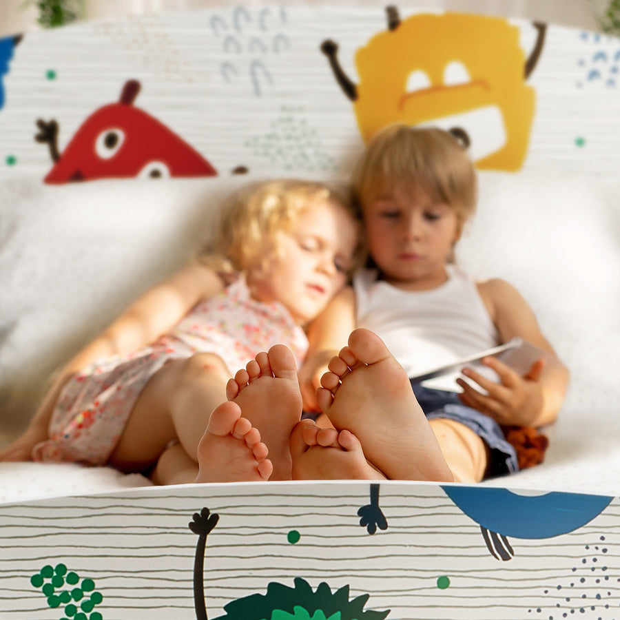 Lit enfant monstres avec tablette — Monptitlou