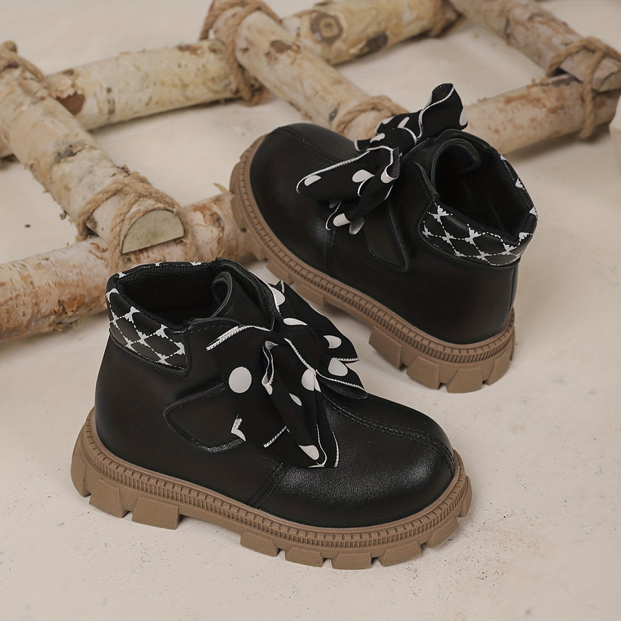Nouvelles bottes tendance pour bébés filles avec des pois et un nœud — Monptitlou