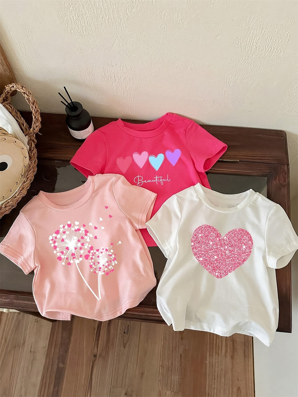Hauts manches courtes col rond motif floral et cœur pour filles — Monptitlou