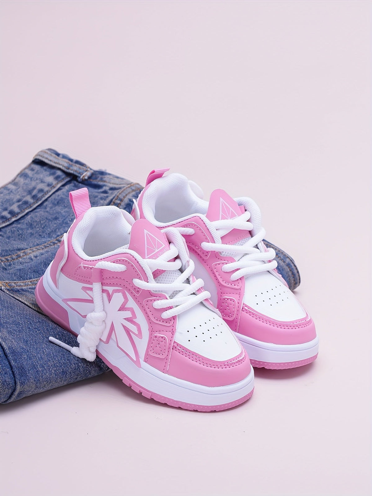Chaussures de sport décontractées rose pour bébés filles — Monptitlou Image