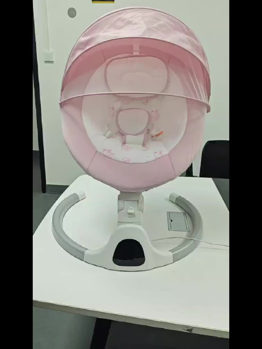 Berceau bébé avec ceintures de sécurité et moustiquaire amovible — Monptitlou