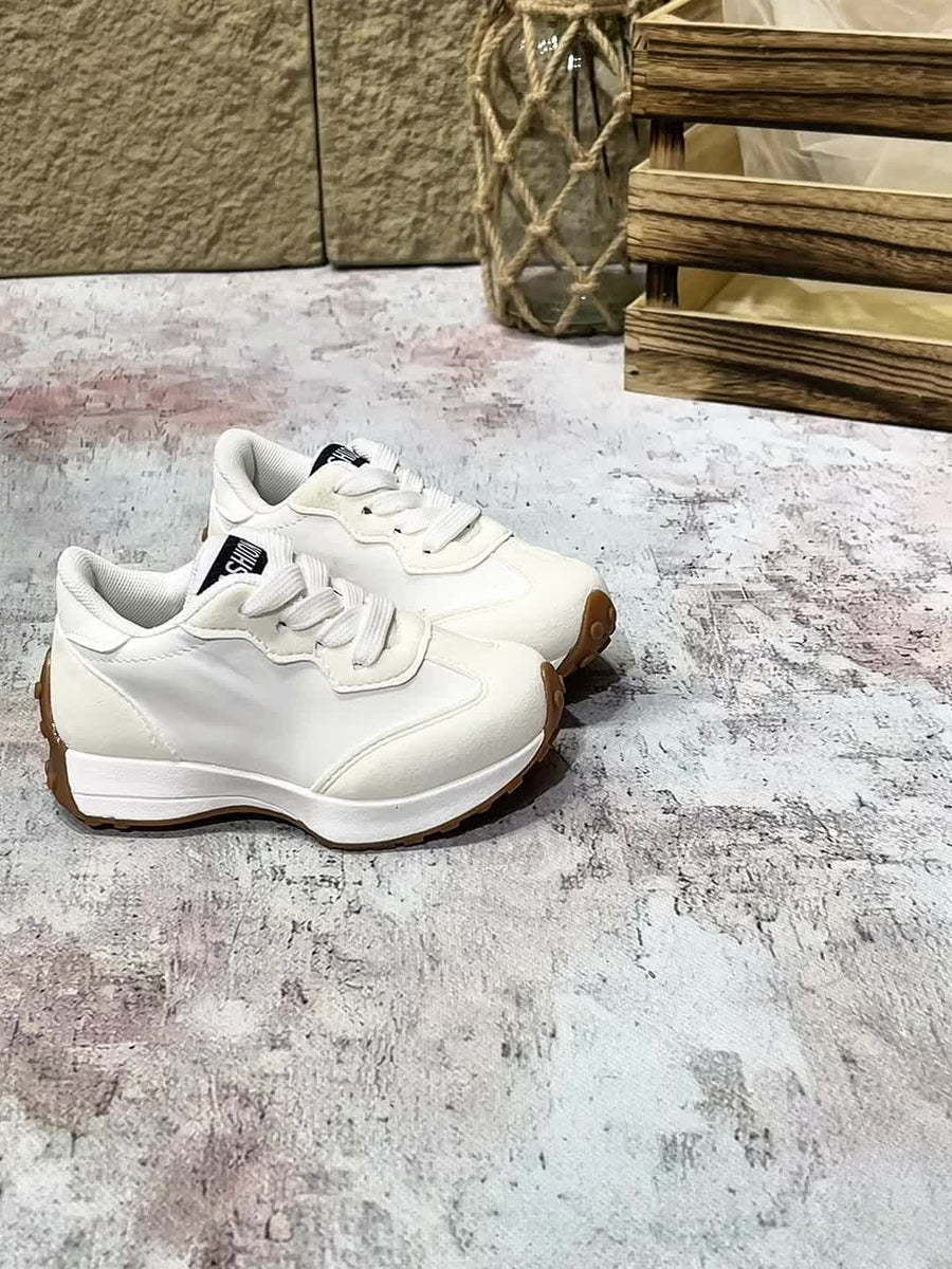 Paire de baskets blanches élégantes et confortables pour l'école — Monptitlou