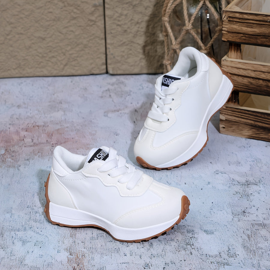 Paire de baskets blanches élégantes et confortables pour l'école — Monptitlou