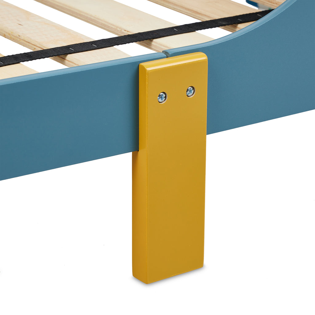 Lit enfant monstres avec tablette — Monptitlou
