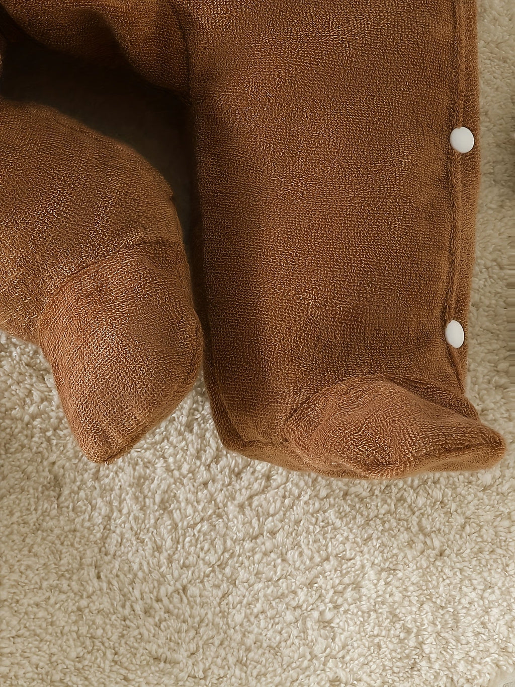Pyjama pieds intégrés et bavoir ours brun mignon pour bébé garçon — Monptitlou