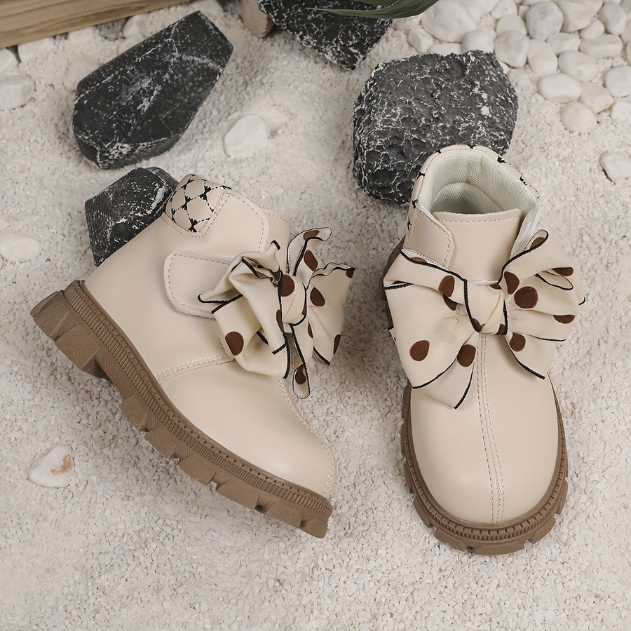 Nouvelles bottes tendance pour bébés filles avec des pois et un nœud — Monptitlou