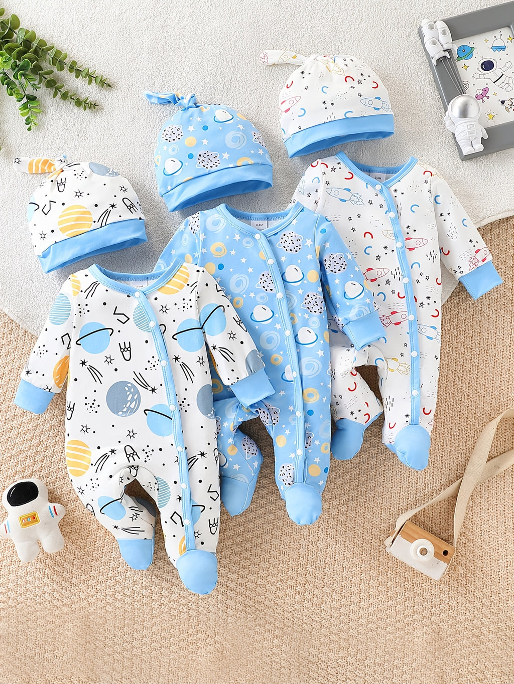 Ensemble de trois grenouillères à motifs mignons avec capuche pour bébé — Monptitlou