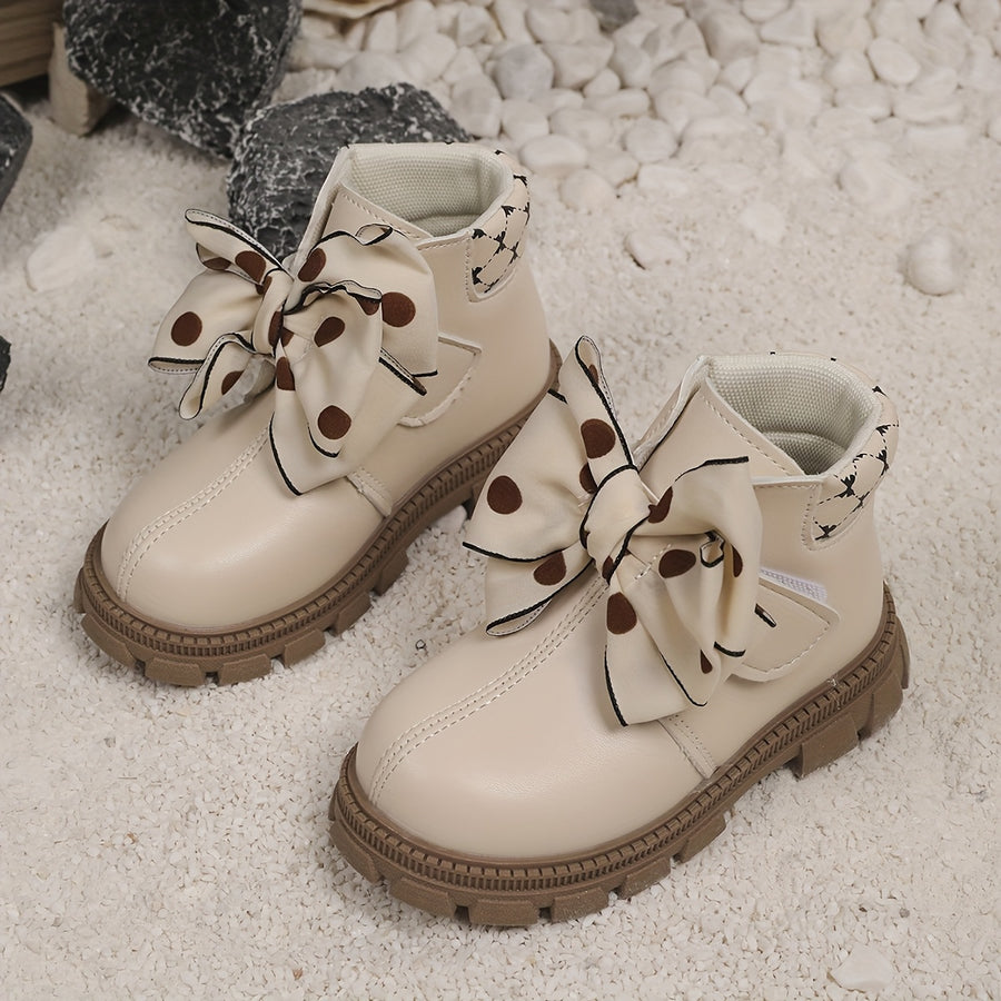 Nouvelles bottes tendance pour bébés filles avec des pois et un nœud — Monptitlou
