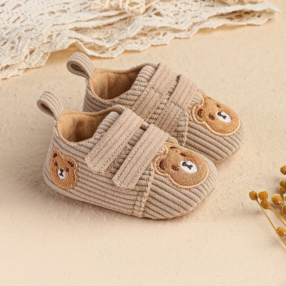 Baskets Mignonnes Unies à Fond Plat et Motif Dessin Animé pour Bébé — Monptitlou Image