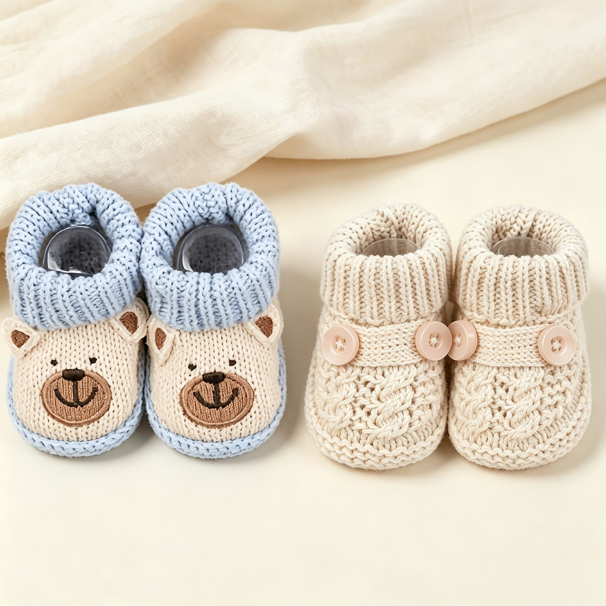 Paires de chaussures de bébé tricotées avec animaux mignons — Monptitlou Image