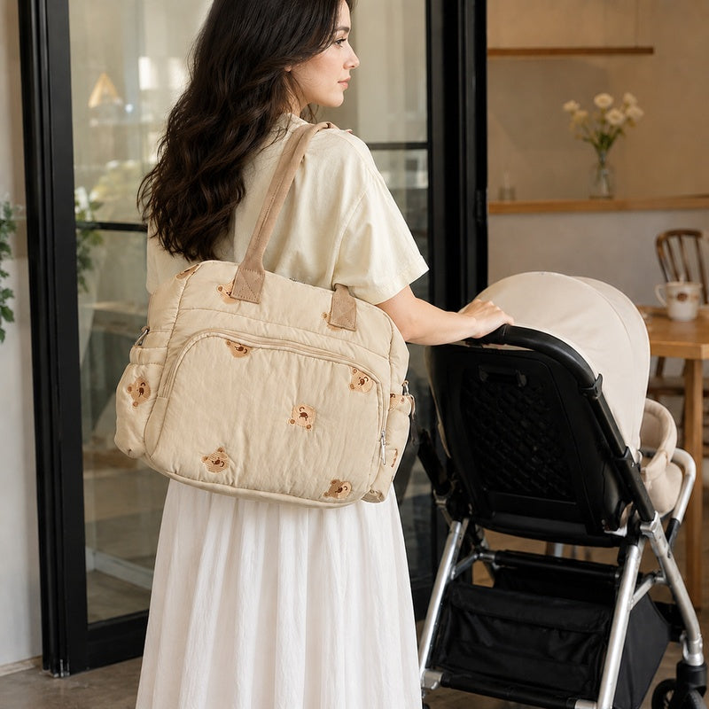 Un adorable sac de maman brodé avec un ours — Monptitlou