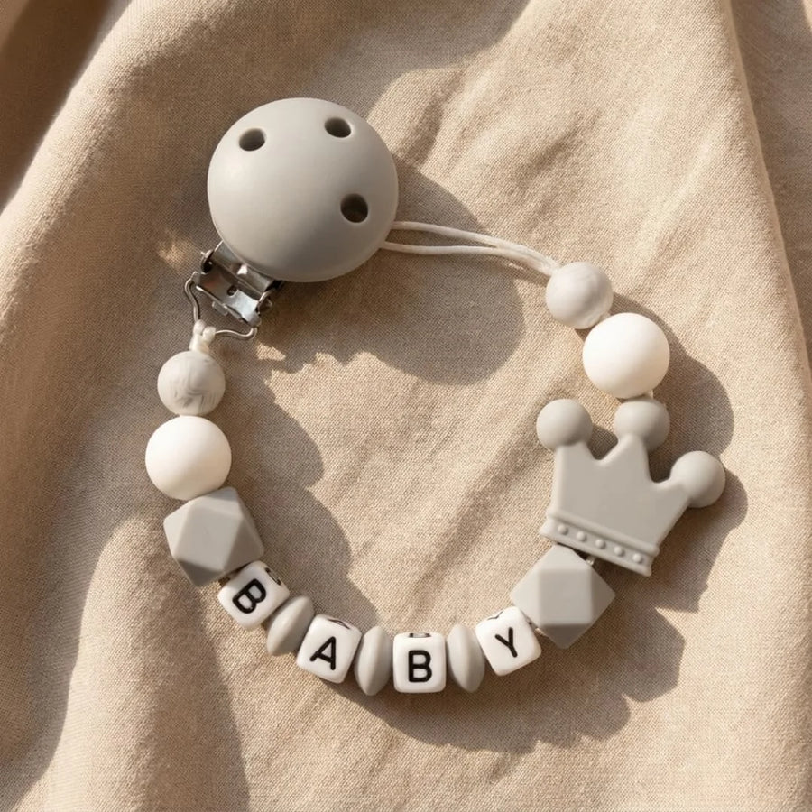 Attache-tétine personnalisée en silicone pour bébé avec nom sur mesure — Monptitlou