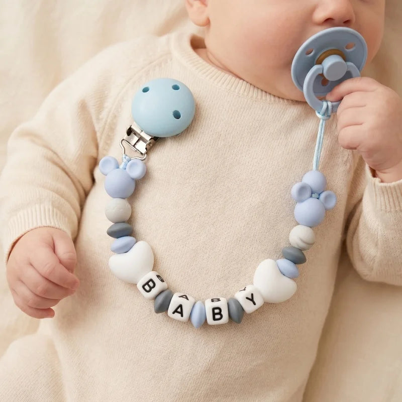 Attache-tétine personnalisée avec nom de bébé — Monptitlou