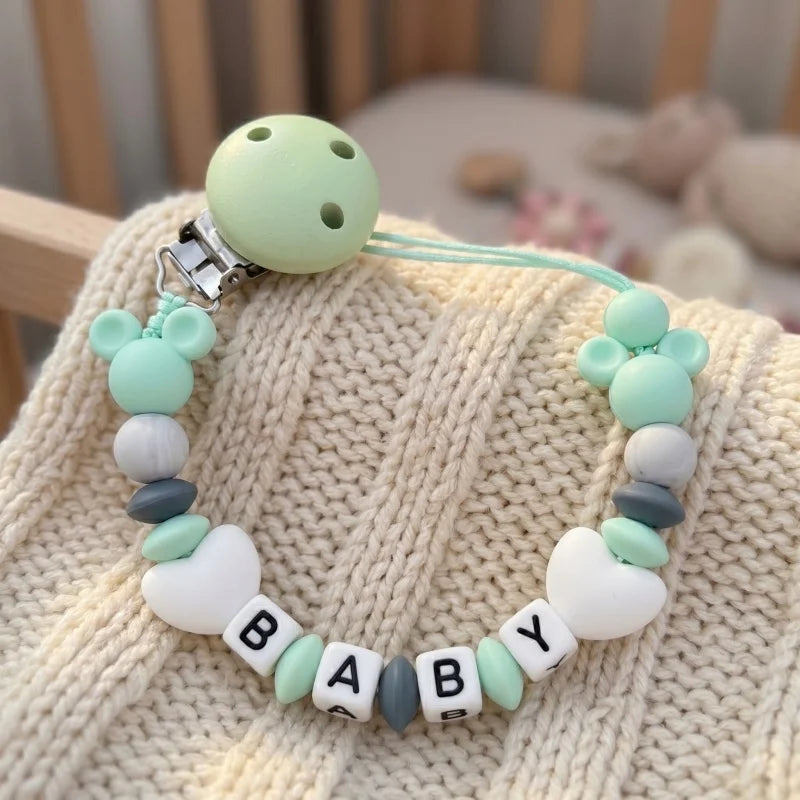 Attache-tétine personnalisée avec nom de bébé — Monptitlou