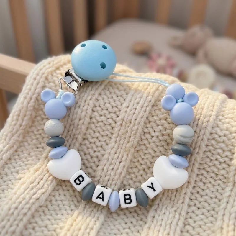 Attache-tétine personnalisée avec nom de bébé — Monptitlou